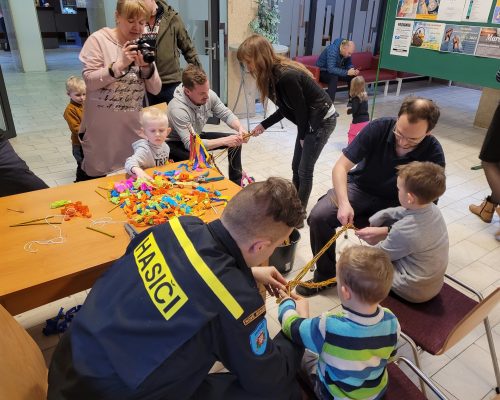 Pletení pomlázek v Novostrašeckém KC