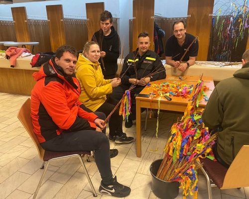 Pletení pomlázek v Novostrašeckém KC